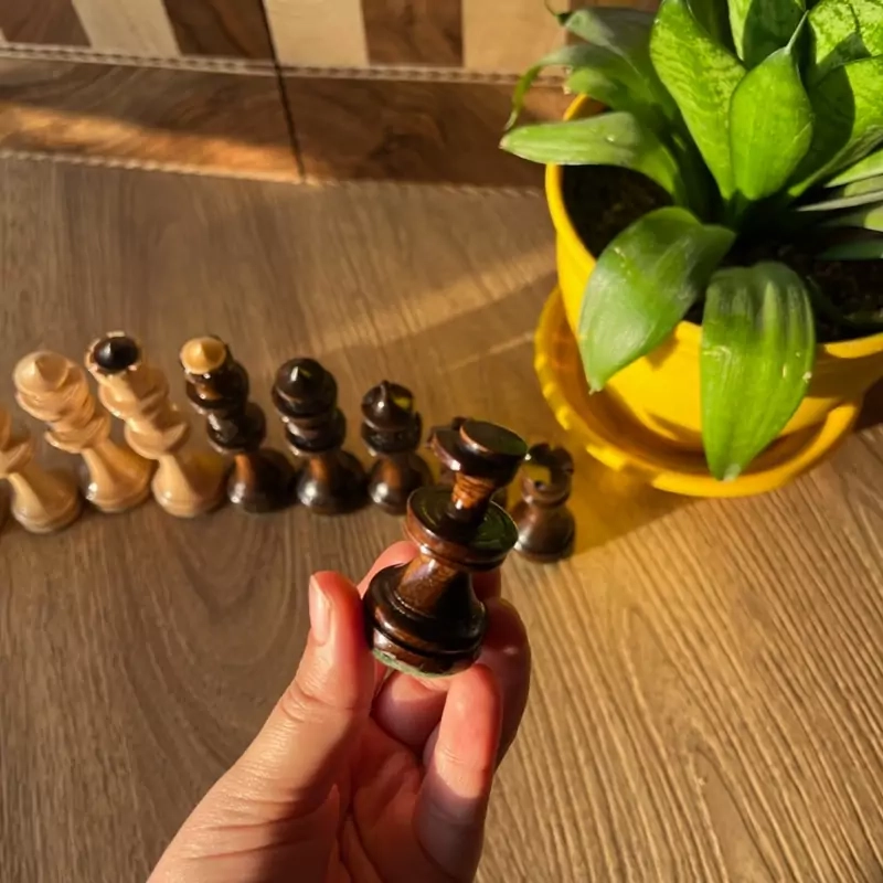 مهره شطرنج چوبی سرباز کلاه دار