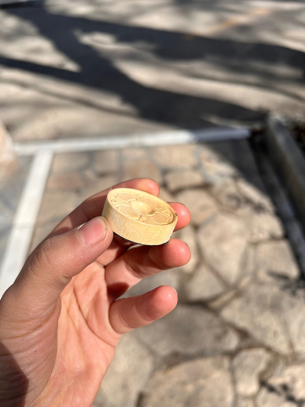 مهره تخته نرد چوب گردو منبت کاری طرح پیک قطر کف ۳.۳ سانت